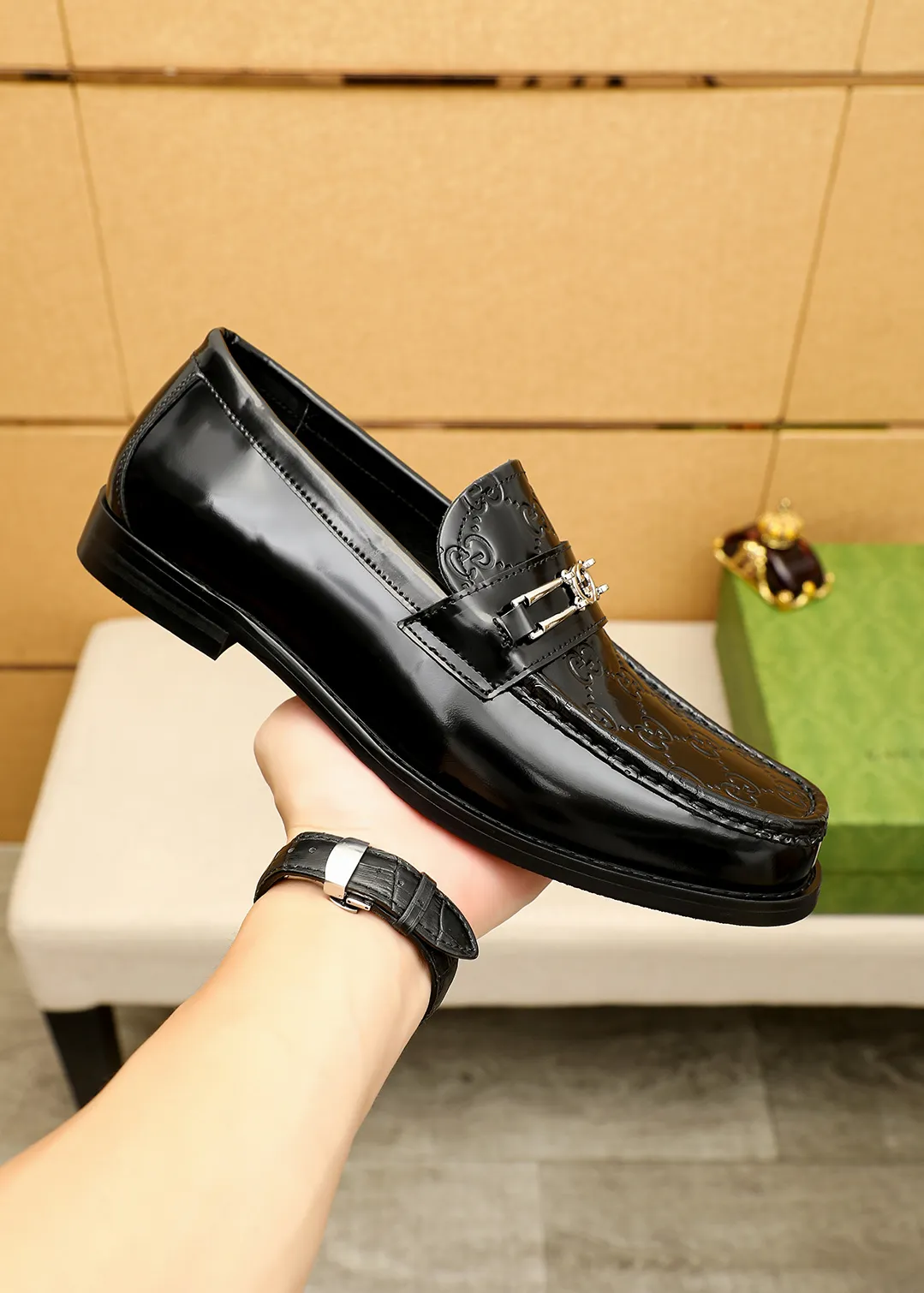 Men's shoes 💰480 💐 Product trademark: GUCCI "Gucci" casual leather shoes Regular size: 38-44 (45.46🉑️customized) Product materials: Selected imported first-layer open-edge beaded cowhide embossed upper + luxury hardware buckle, imported water-dyed cowhide leather lining. Strong three-dimensional visual effect, original outsole color: 2 colors available